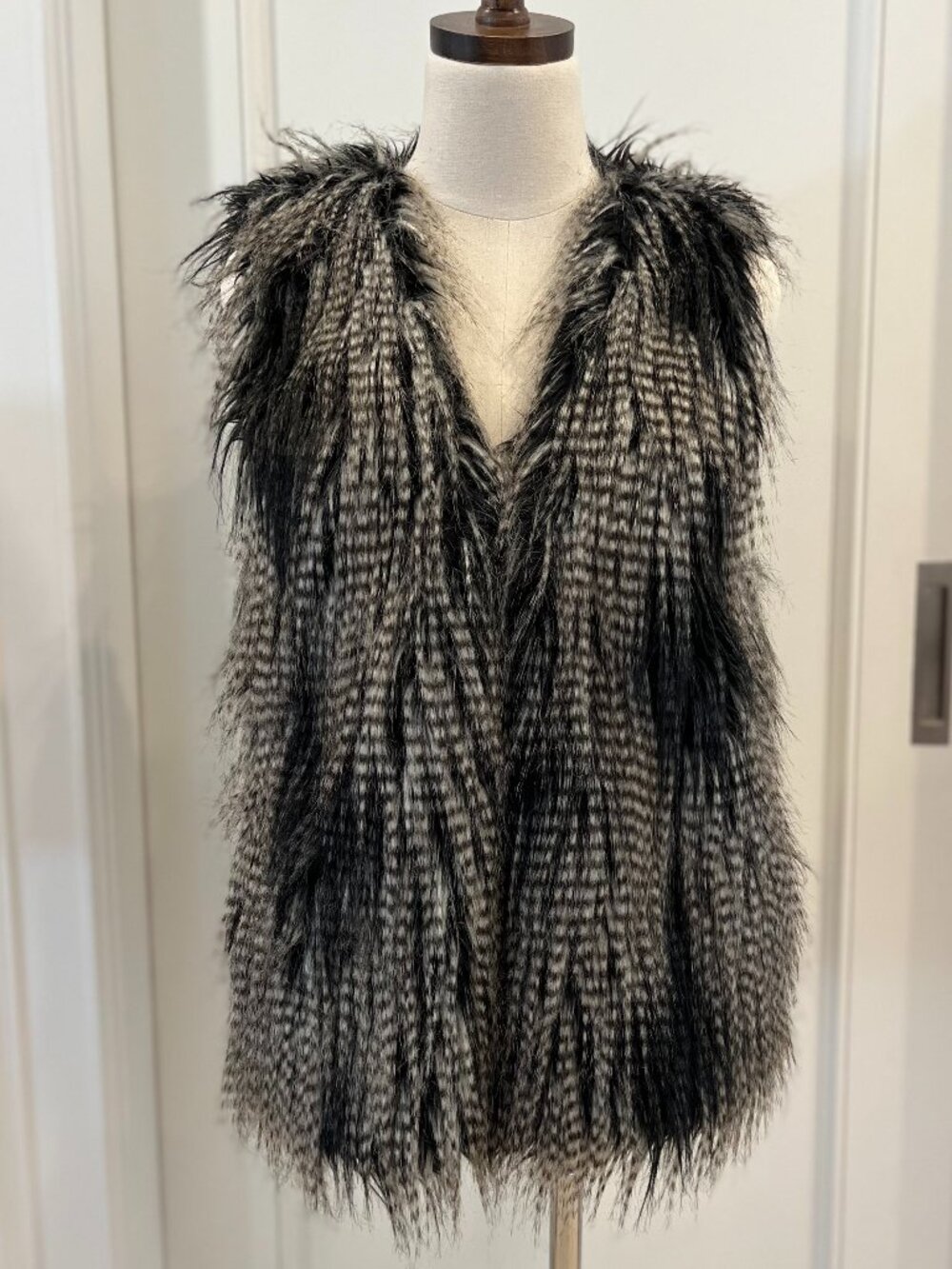 Divided H&M Faux-Fur Vest EUR 40